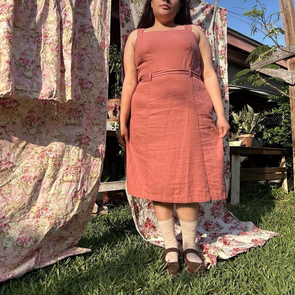 Muted pink linen pinafore dress - Picture 7 of 8